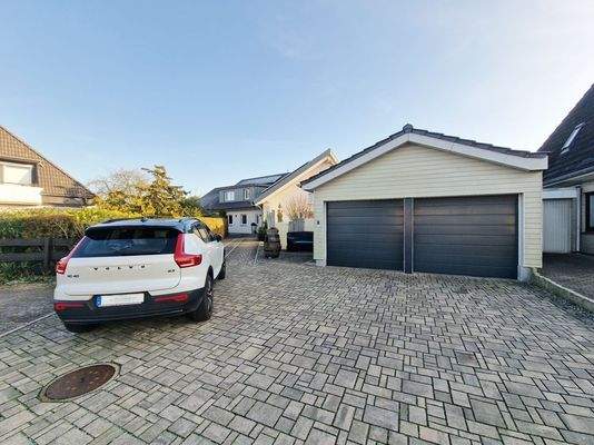 Auffahrt mit Doppelgarage