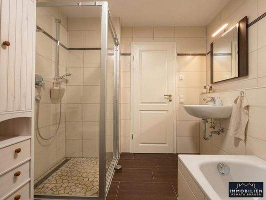 Bad mit Badewanne und Dusche