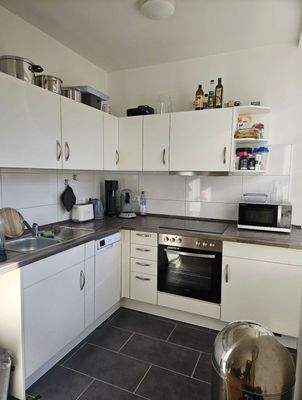 Moderne Küche mit Geräten