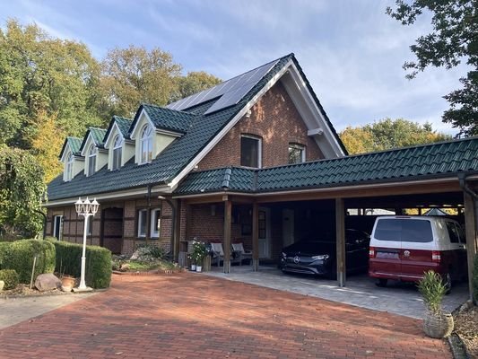 Vorderansicht mit Carport