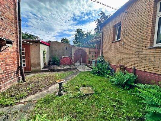 Innenhof mit Zugang zur Garage