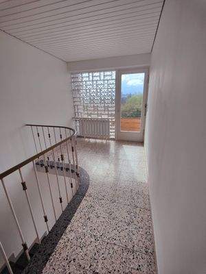 Treppenhaus Obergeschoss mit Ausgang Balkon