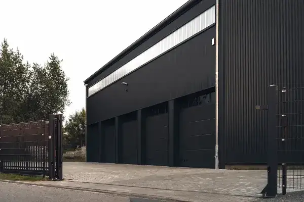 Breite Zufahrt, Außenansicht