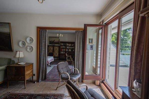 Wohnzimmer mit Zugang zur Loggia