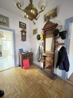 Diele mit Treppe Bild 1