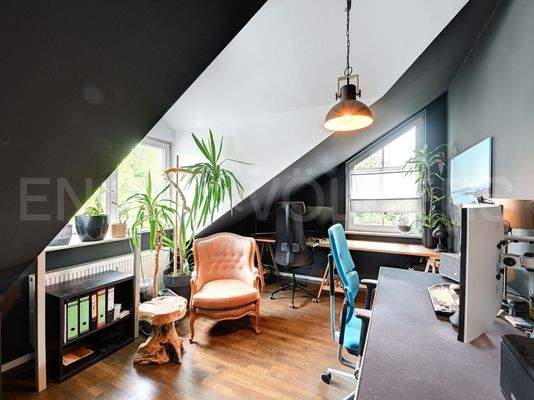 Weiteres großzügiges Zimmer mit großer Gaube