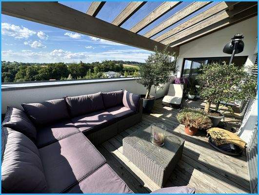 überdachte Terrasse mit Weitblick