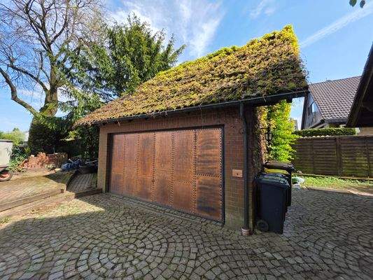 Garage mit Wein berankt