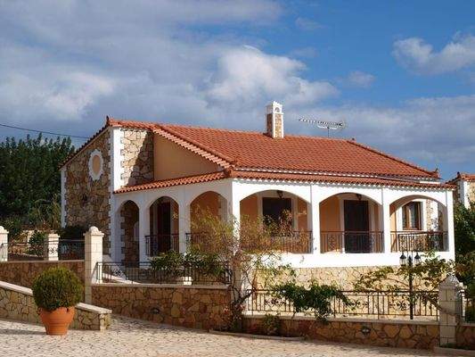 3 Luxusvillen mit Pool in Douliana