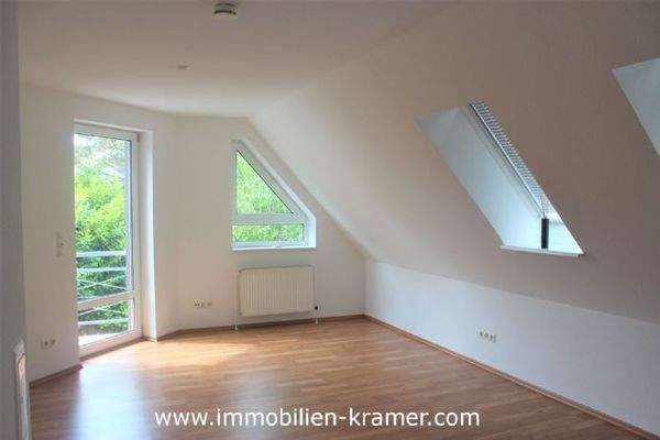 Wohnzimmer mit Zugang zum Südbalkon