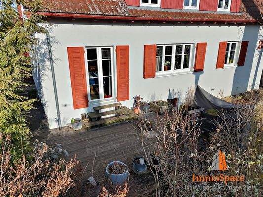 Blick auf die Terrasse des Zweifamilienhauses