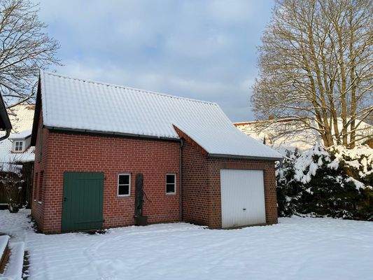 Nebengebäude mit Garage (ehem. Hühnerstall im Dachboden)