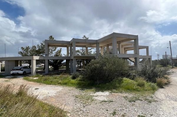 Betonskelett im Dorf am Meer, in der Nähe von Ierapetra