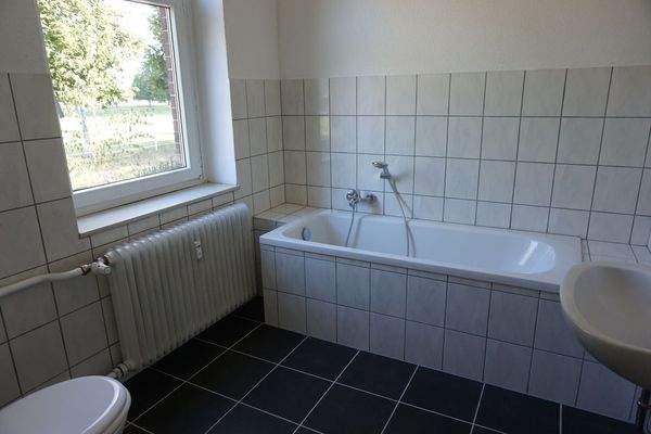 Tageslichtbad mit Wanne