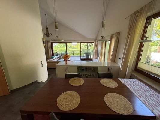 Essbereich mit Blick auf Wohnzimmer