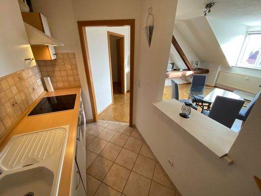 Küche mit offenem Wandelement 