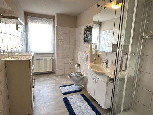 Badezimmer mit Dusche und Waschmaschinenanschluss