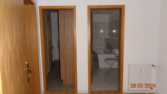 Flur mit Blick in Bad u. Küche.JPG