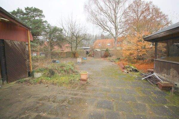 Zur Verfügung stehende gew. nutzbare Freifläche, tlw. gepflastert