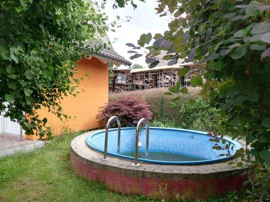 Kleine Poolanlage neben Saunahäuschen.jpg