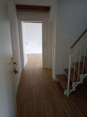 Helle Wohnung mit Holztreppe