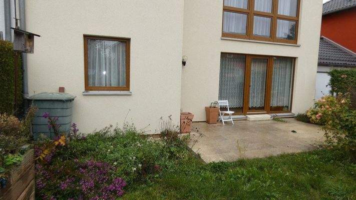 Hausansicht mit Terrasse