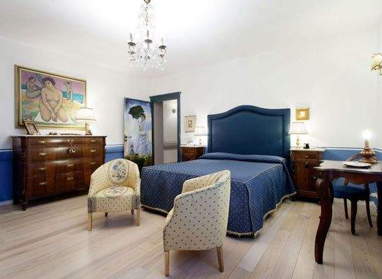 Villa mit Swimmingpool, Gästehaus, Nebengebäude und Land mit Weinberg und Olivenhain