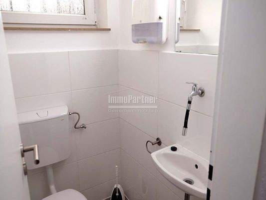 Sanitärbereich in Verbindung mit Büro