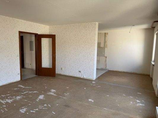 Wohn- und Essbereich mit Blick zur Küche
