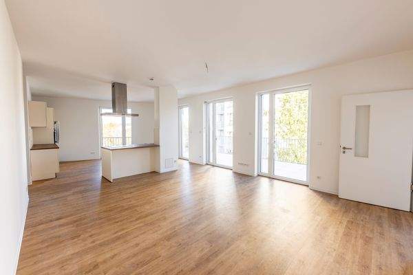 Wohn-/Esszimmer mit Blick zur Terrasse