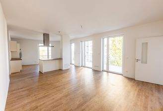 Wohn-/Esszimmer mit Blick zur Terrasse