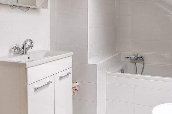 Familienidyll in Bogenhausen: Doppelhaushälfte mit sonnigem Westgarten & Grünblick