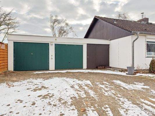 Garagen und Auffahrt