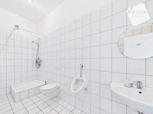 Mitarbeiterbad mit Dusche und Toilette