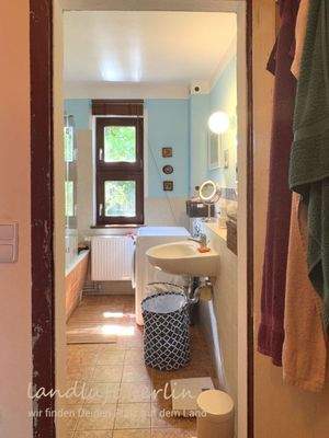 Bad im Erdgeschoss, mit Badewanne.jpg