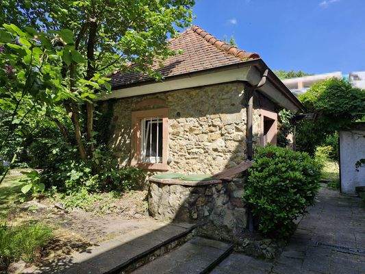 Romantisches Waschhaus im Garten