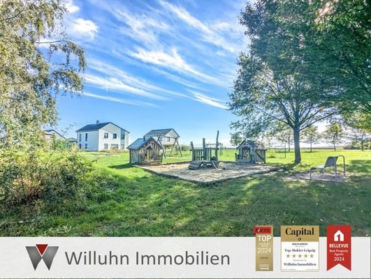 Spielplatz mit Blick auf die Wohnsiedlung