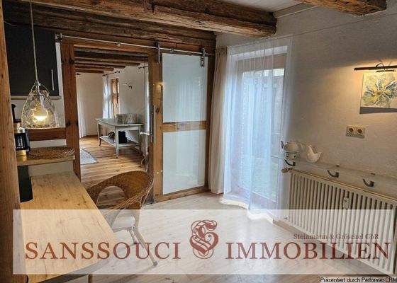 Blick aus der Küche in den Wohnraum