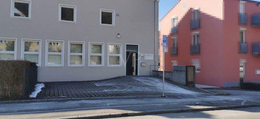 Eingang und Kunden-Parkplätze