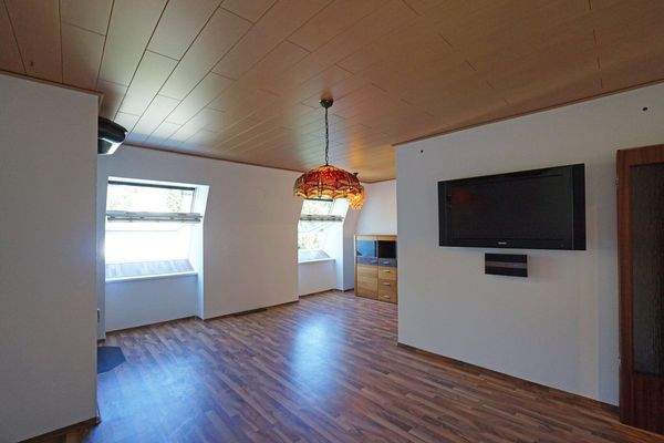 Wohnzimmer mit offener Küche und Schwedenofen