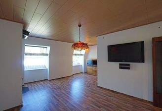 Wohnzimmer mit offener Küche und Schwedenofen