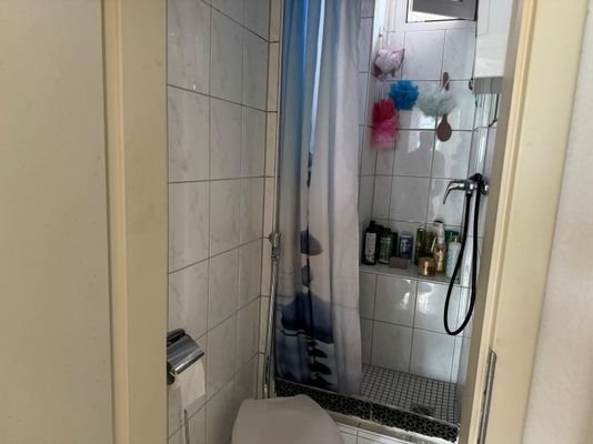 Badezimmer 1. OG links Eingang Turnerheimstr. 12