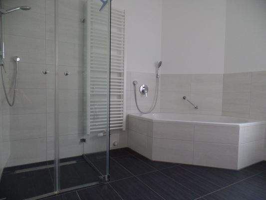 Bad mit Eckbadewanne