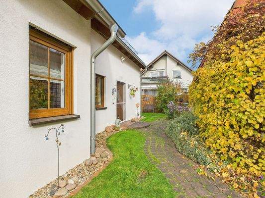 Weg zur Eingangstür 