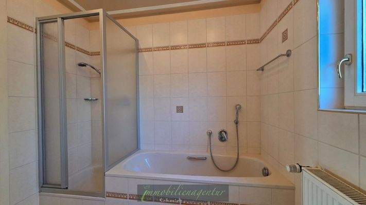 1.OG Bad mit Wanne und Dusche