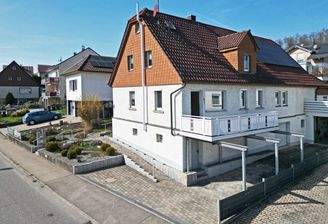 Hausansicht mit Balkon: Balkon und Zufahrt ergänzen den Alltag um praktische Freiräume