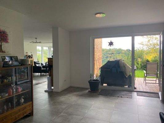 Offener Wohnbereich mit Zugang zum Garten