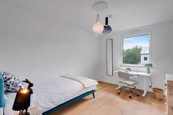 Helles Schlafzimmer mit Schreibtisch