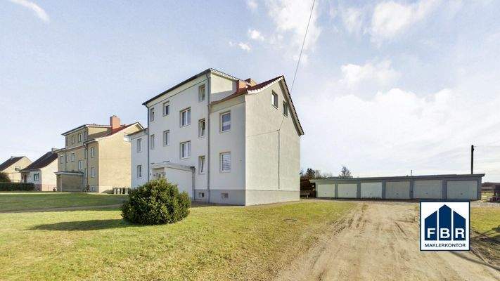 Giebelseite und Garagen