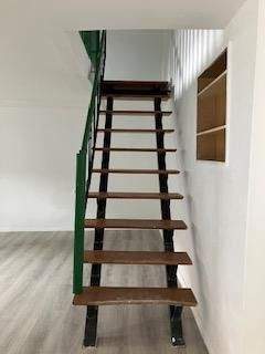 Treppe ins OG Haus 1.jpg